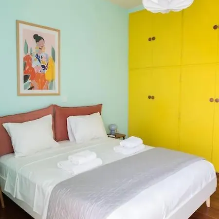 Vibrant Retreat - Funky Style And Acropolis View Apartment